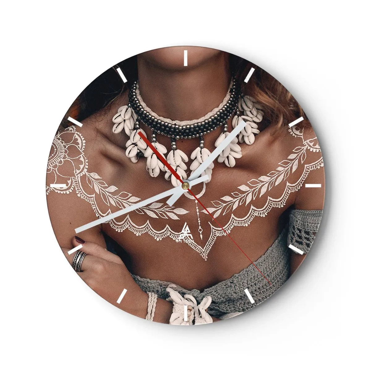 Väggklocka - Klocka på glas - Dekorativt porträtt av en kvinna med etniska smycken och hennamönster - 30x30cm - Kvinnlighetens talismaner, ritualer - Modern väggdekoration för vardagsrum, kök och sovrum ARTTOR