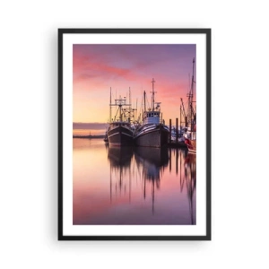Affisch i svart ram - Fiskebåtar i hamnen vid solnedgången - 50x70cm - Inför nästa dag - Modern väggdekoration för vardagsrum och sovrum ARTTOR