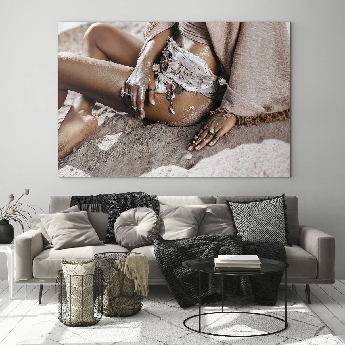 Glastavla - Bild på glas - Kvinnlig silhuett på en sandstrand - 70x50cm - Utkastad av vågorna? - Modern väggdekoration för vardagsrum och sovrum ARTTOR
