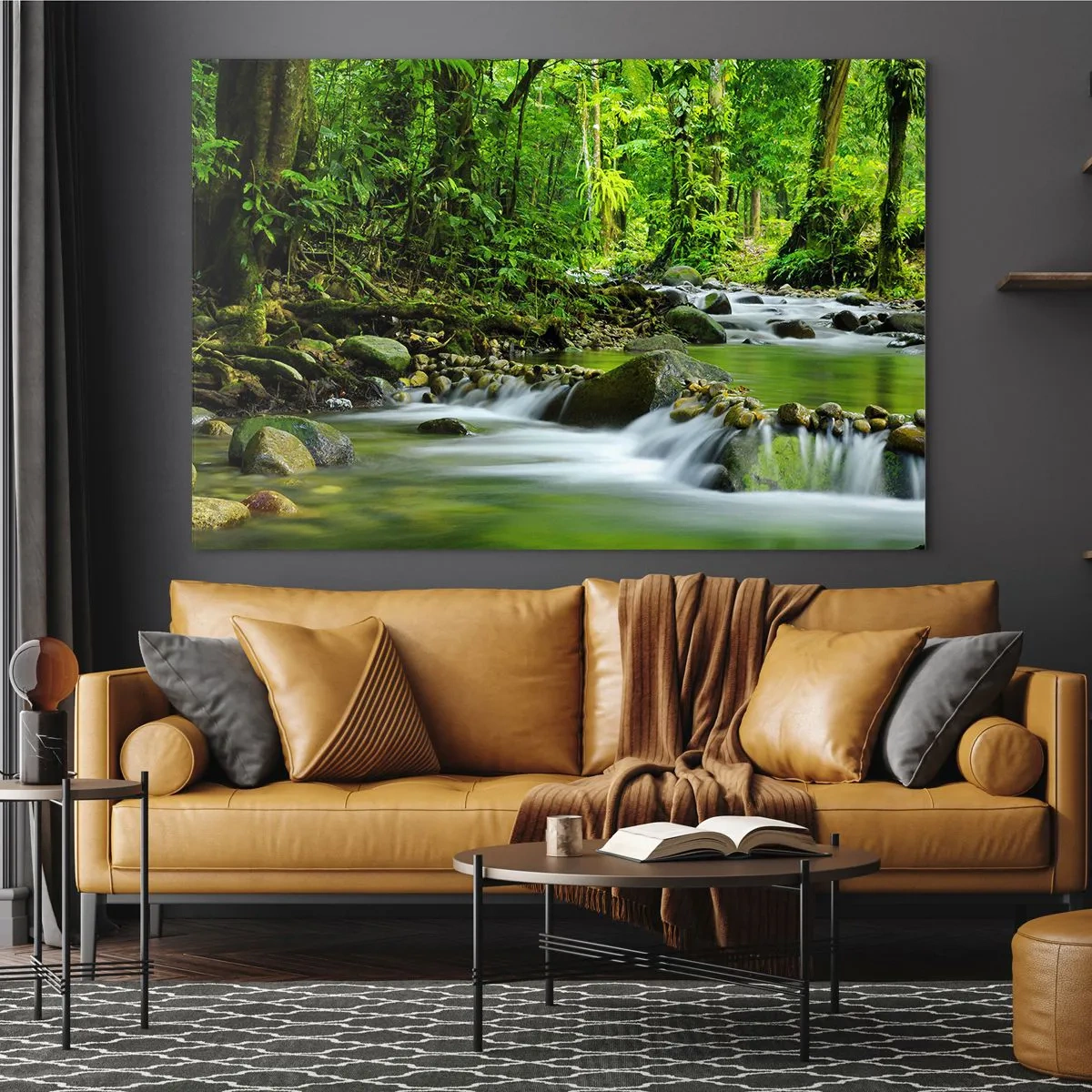 Glastavla - Bild på glas - En skogsbäck omgiven av frodig vegetation - 70x50cm - Simma i grönskans hav - Modern väggdekoration för vardagsrum och sovrum ARTTOR