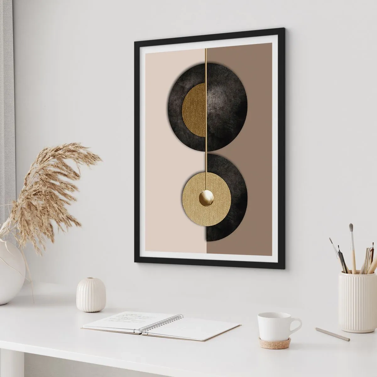 Affisch i svart ram - Modern abstraktion med geometriska gulddetaljer - 50x70cm - Variationer runt en cirkel - Modern väggdekoration för vardagsrum och sovrum ARTTOR
