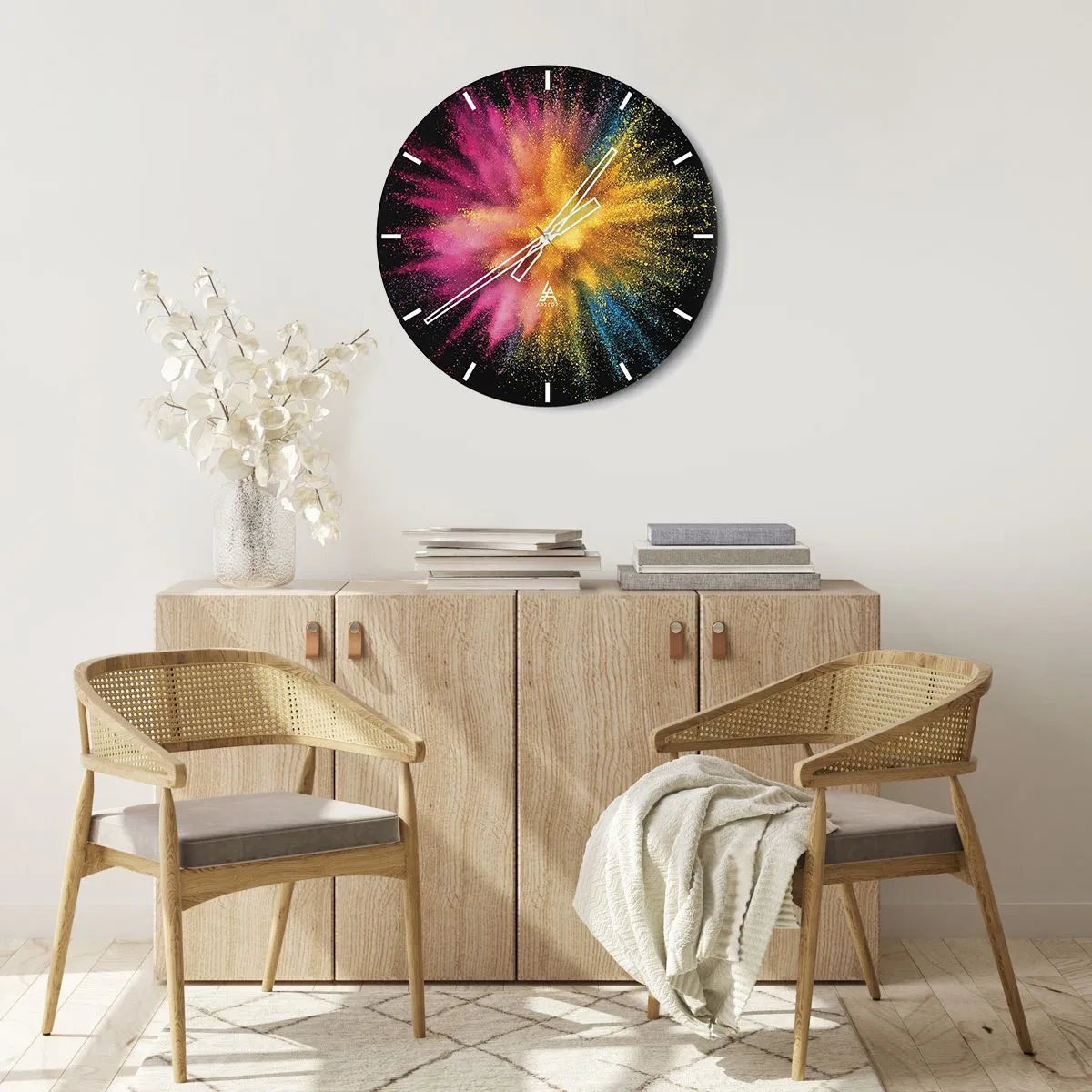 Väggklocka - Klocka på glas - En väggklocka i form av en rund klocka på glas med effekten av en explosion av färgat damm i nyanser av rosa, gult och blått mot en svart bakgrund. - 30x30cm - Färgerna föds