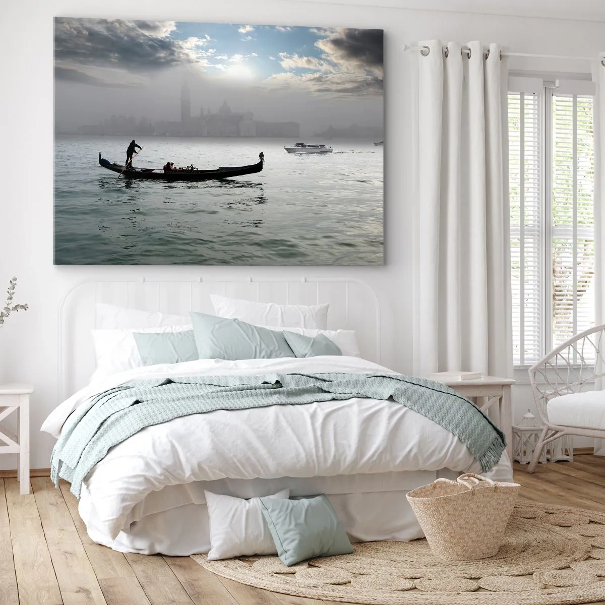 Canvastavla - Bild på duk - En gondol glider över Venedigs vatten en dimmig morgon, med utsikt över staden. - 70x50cm - Sagostad ur vatten och dimma - Modern väggdekoration för vardagsrum och sovrum ARTTOR