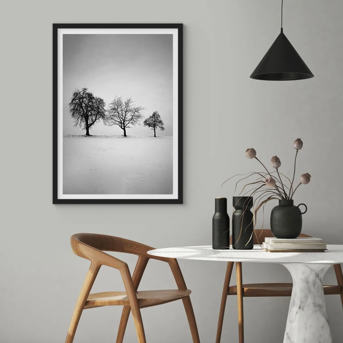 Affisch i svart ram - Tre träd i ett snöigt fält i svartvitt - 50x70cm - Vad drömmer de om? - Modern väggdekoration för vardagsrum och sovrum ARTTOR