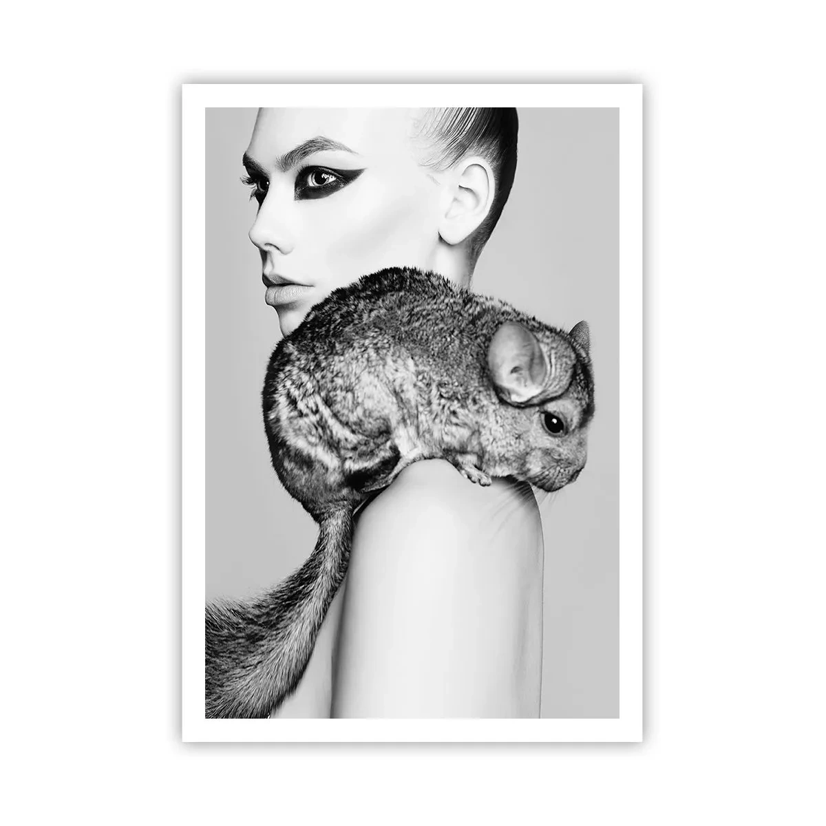 Affisch - Dam med chinchilla - 70x100 cm