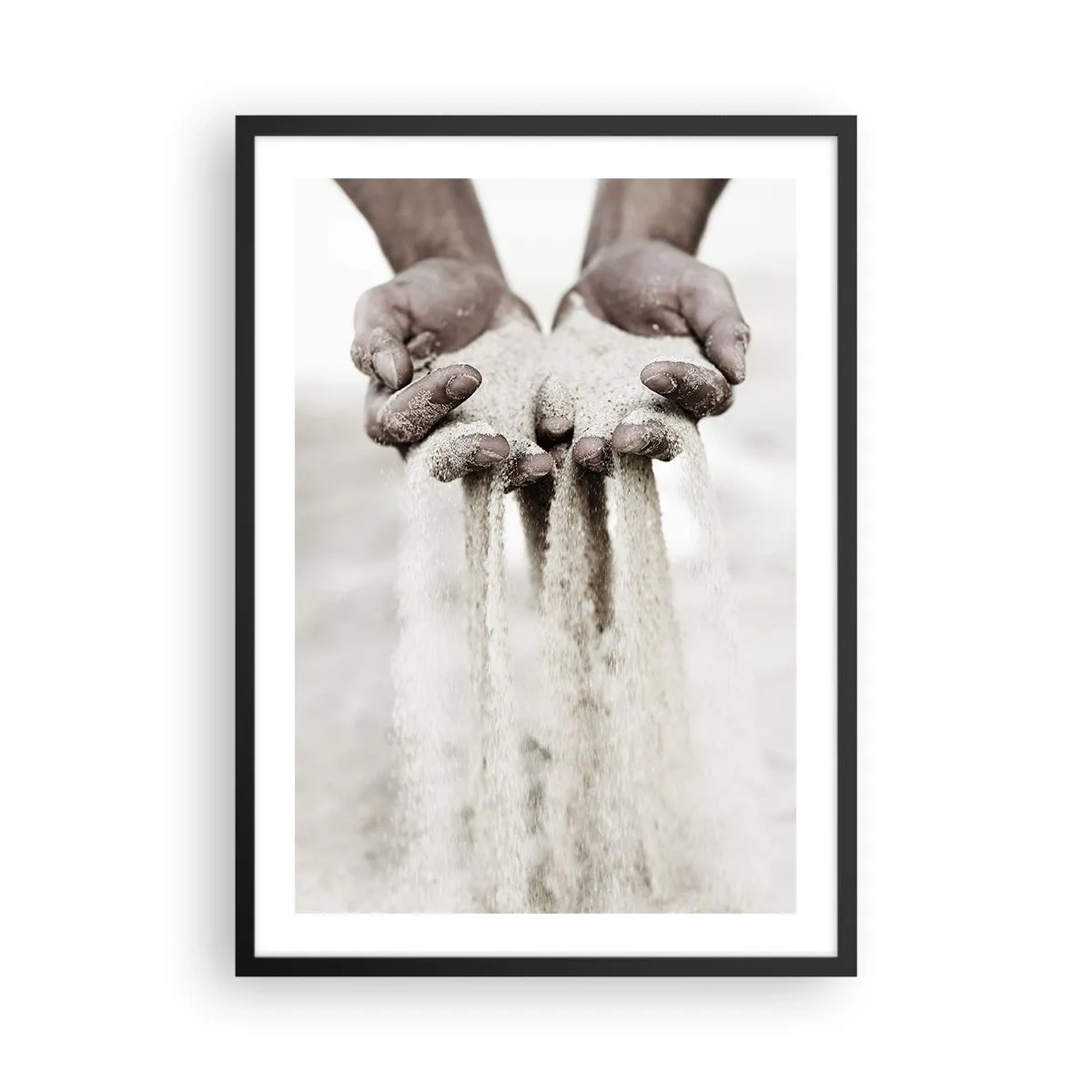 Affisch i svart ram - Händer som håller sand, symboliserar ögonblickets flyktighet och bräcklighet - 50x70cm - Med dessa händer... - Modern väggdekoration för vardagsrum och sovrum ARTTOR