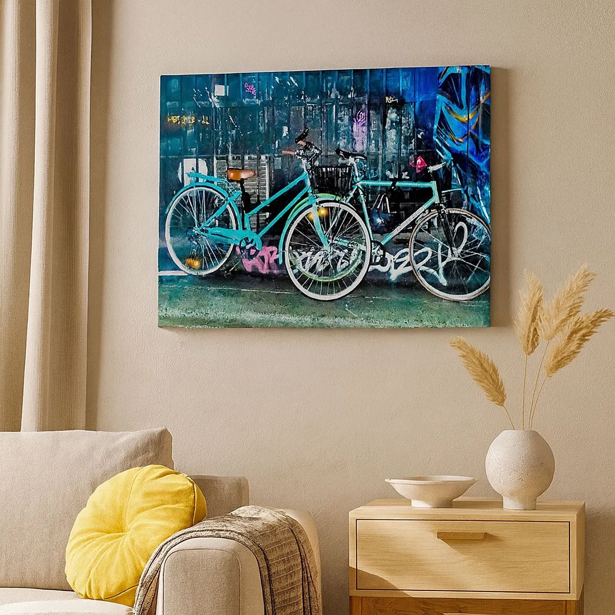 Canvastavla - Bild på duk - Två turkosa cyklar mot en urban graffitibakgrund. - 70x50cm - Oxens stad - Modern väggdekoration för vardagsrum och sovrum ARTTOR