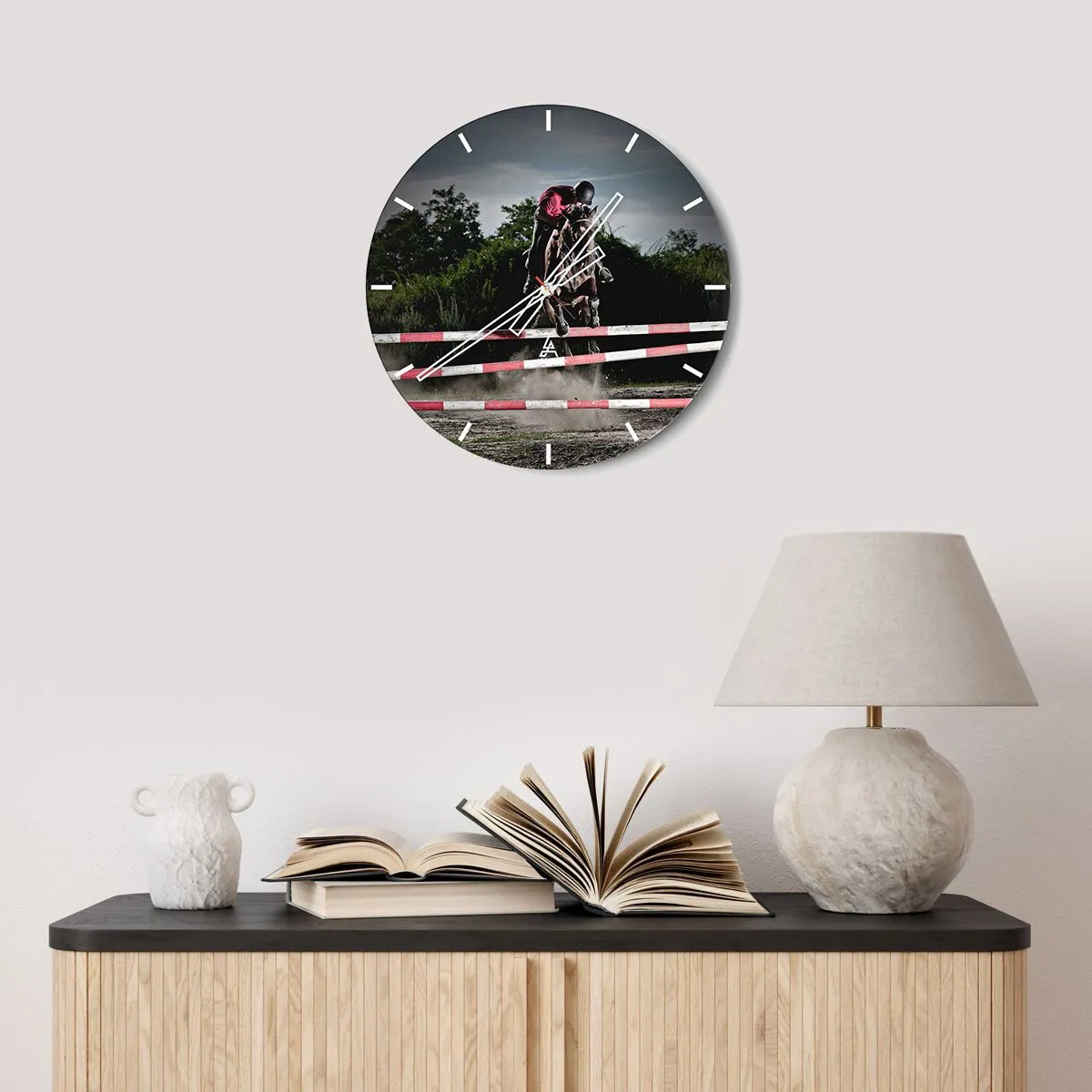 Väggklocka - Klocka på glas - En hästhoppare under en ridtävling - 30x30cm - Tillsammans mot seger - Modern väggdekoration för vardagsrum, kök och sovrum ARTTOR