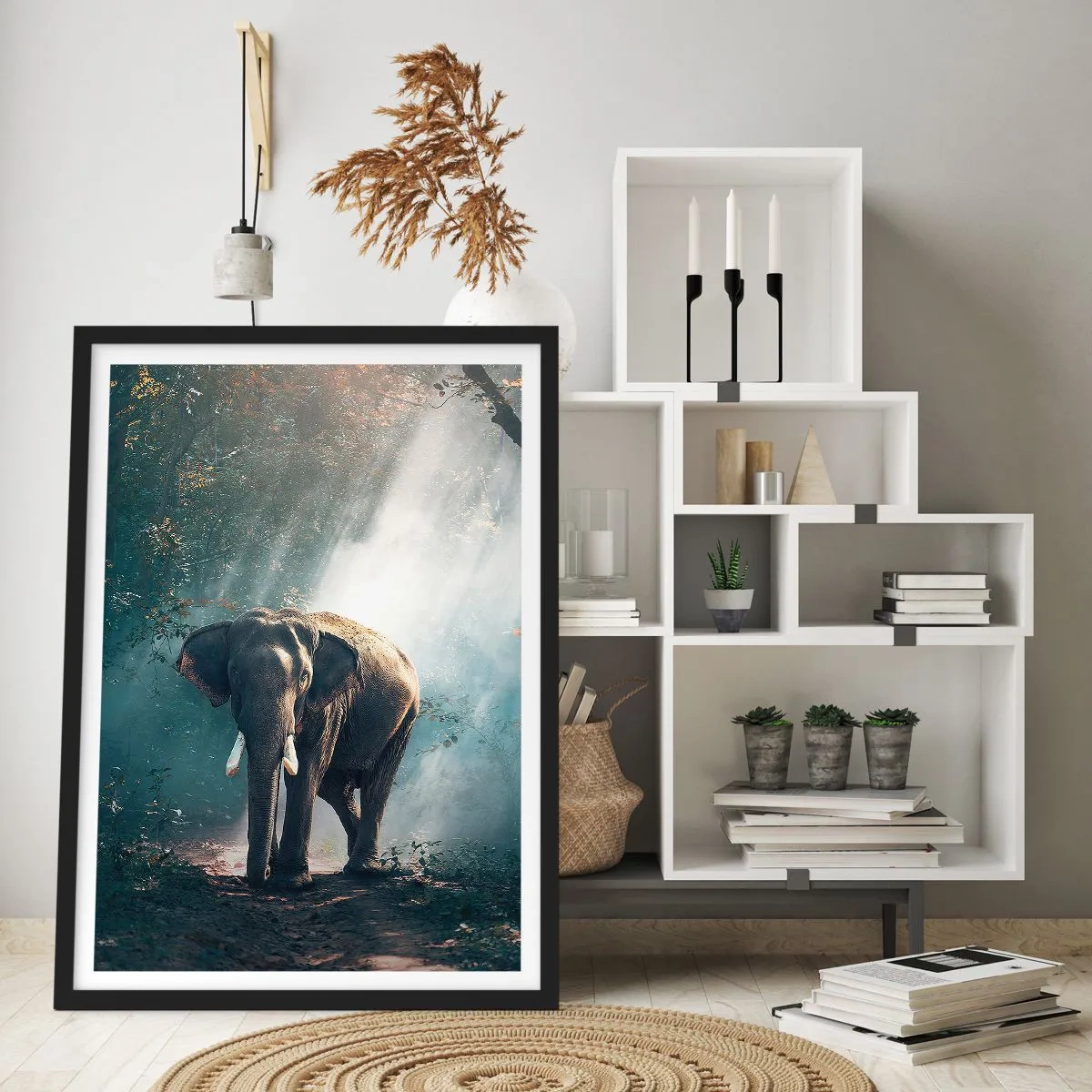 Affisch i svart ram - En elefant som solar sig i en tät skog - 50x70cm - Lugn promenad - Modern väggdekoration för vardagsrum och sovrum ARTTOR