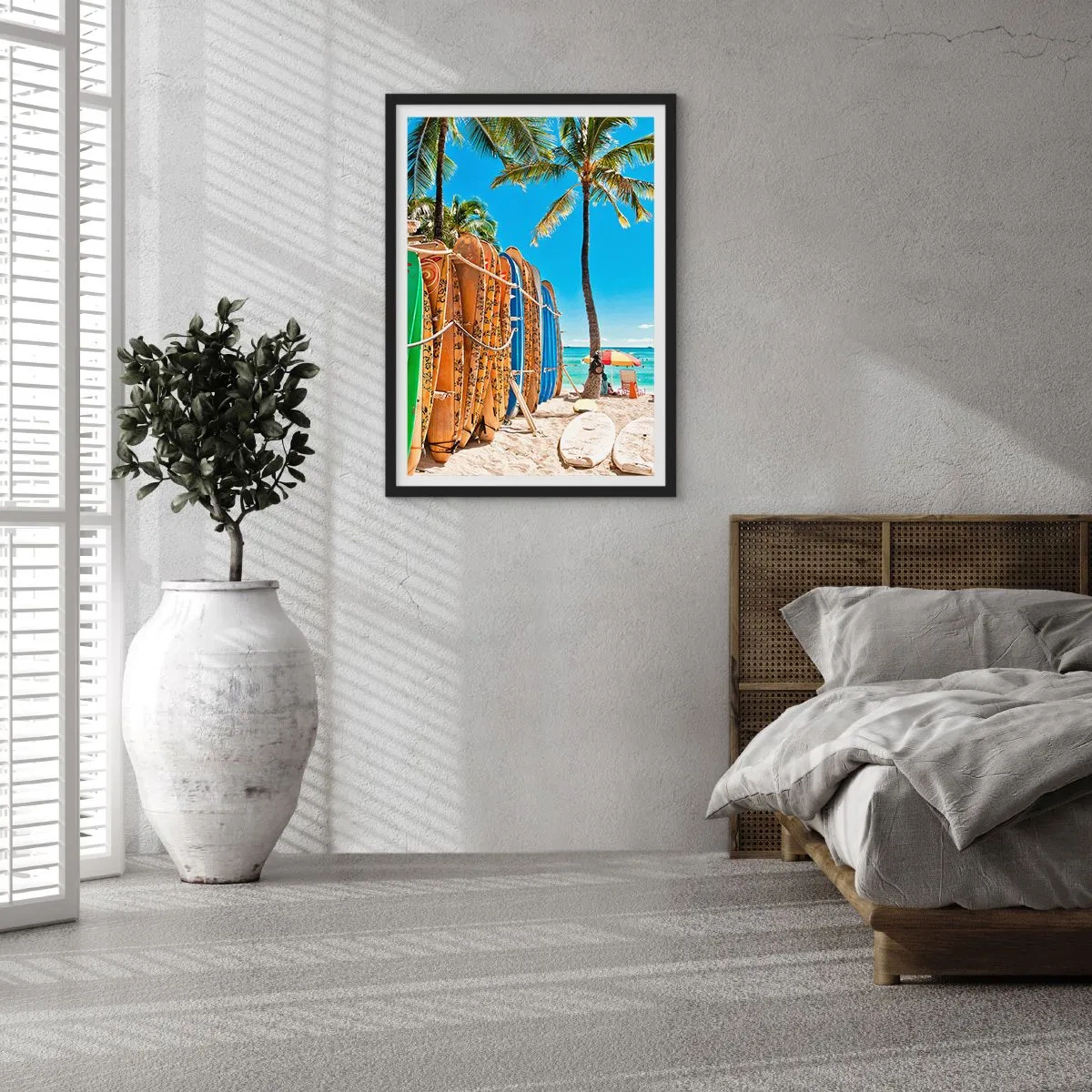 Affisch i svart ram - Surfbrädor på en strand med palmer och en blå himmel - 50x70cm - Solig lek - Modern väggdekoration för vardagsrum och sovrum ARTTOR