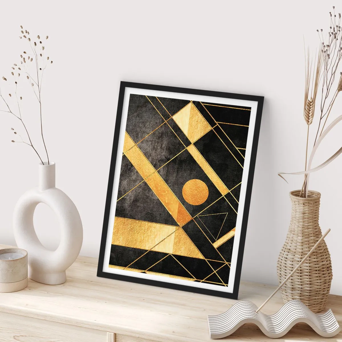 Affisch i svart ram - Gyllene geometriska mönster på svart bakgrund - 50x70cm - Öknens sol - Modern väggdekoration för vardagsrum och sovrum ARTTOR