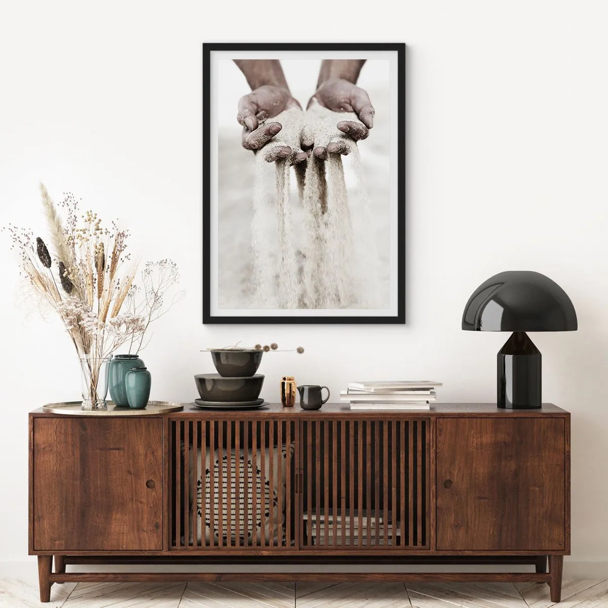 Affisch i svart ram - Händer som håller sand, symboliserar ögonblickets flyktighet och bräcklighet - 50x70cm - Med dessa händer... - Modern väggdekoration för vardagsrum och sovrum ARTTOR