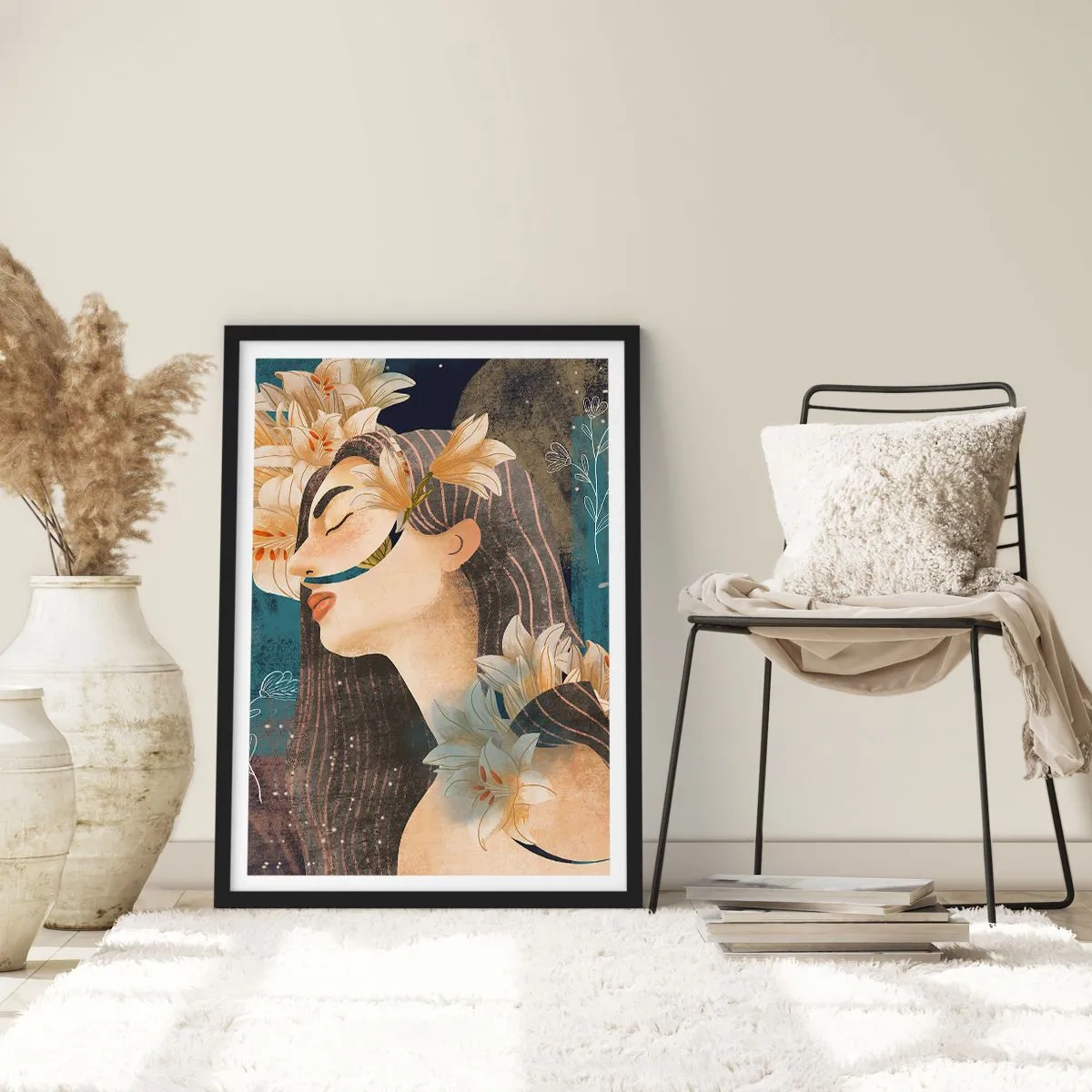 Affisch i svart ram - Profil av en kvinna omgiven av liljor mot en marinblå bakgrund - 50x70cm - Sagan om drottning med liljor - Modern väggdekoration för vardagsrum och sovrum ARTTOR