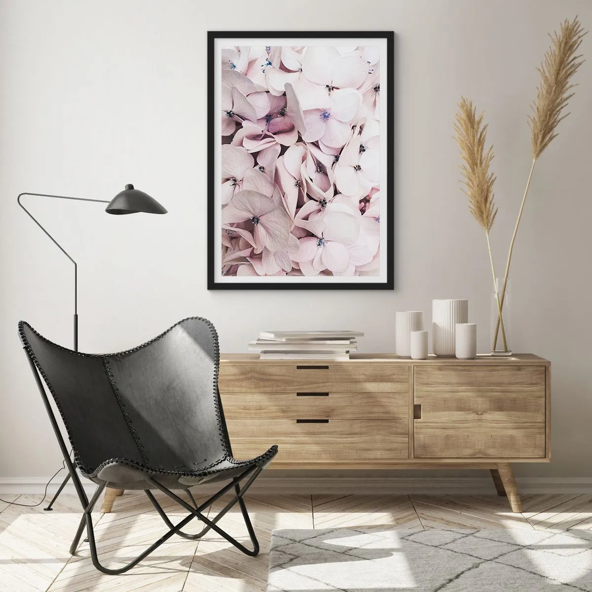 Affisch i svart ram - Närbild på fina pastellfärgade hortensior - 50x70cm - I en flod av blommor - Modern väggdekoration för vardagsrum och sovrum ARTTOR