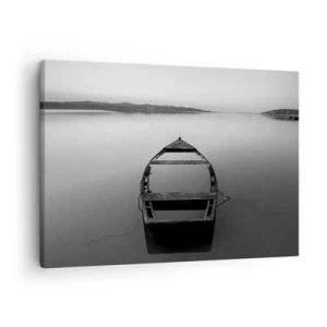 Canvastavla - Bild på duk - En ensam båt på en lugn sjö i nyanser av svart och vitt - 70x50cm - Längtan och melankoli - Modern väggdekoration för vardagsrum och sovrum ARTTOR