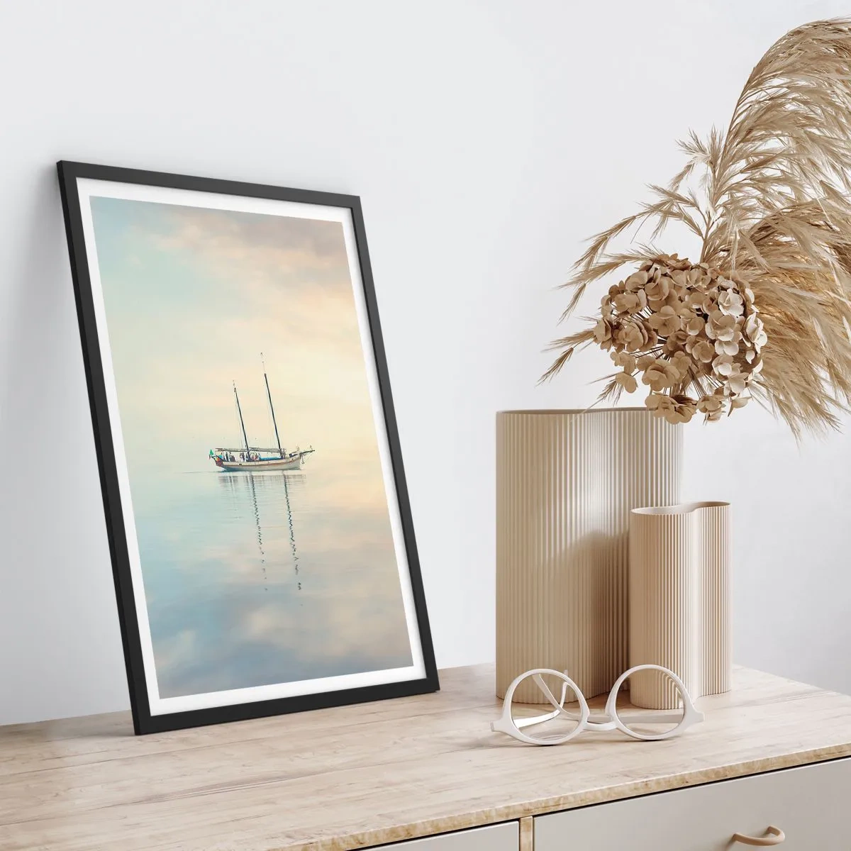 Affisch i svart ram - Ett skepp på ett lugnt hav med en mild reflektion - 50x70cm - I ett hav av tystnad - Modern väggdekoration för vardagsrum och sovrum ARTTOR
