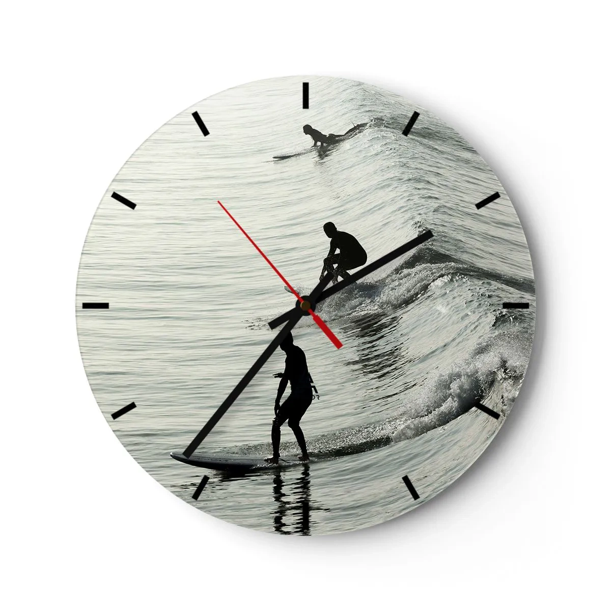 Väggklocka - Klocka på glas - Surfare som fångar morgonvågor på ett lugnt hav - 30x30cm - Att möta vågen - Modern väggdekoration för vardagsrum, kök och sovrum ARTTOR