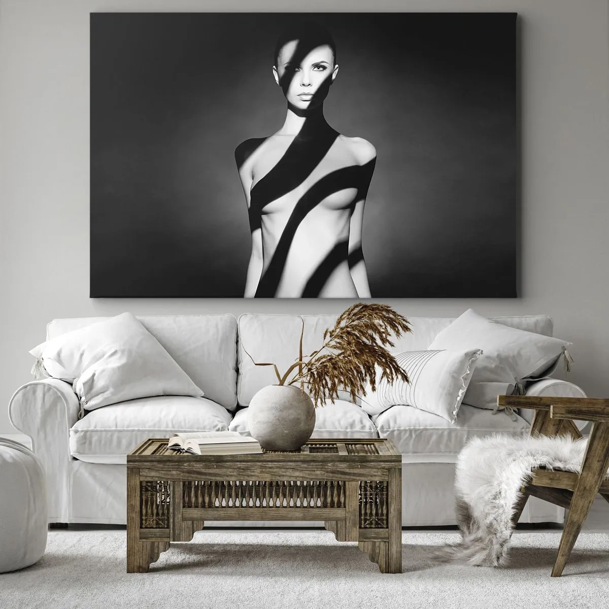 Canvastavla - Bild på duk - Svartvitt porträtt av en kvinna i ljus och skugga - 70x50cm - I skenet och i skuggan - Modern väggdekoration för vardagsrum och sovrum ARTTOR