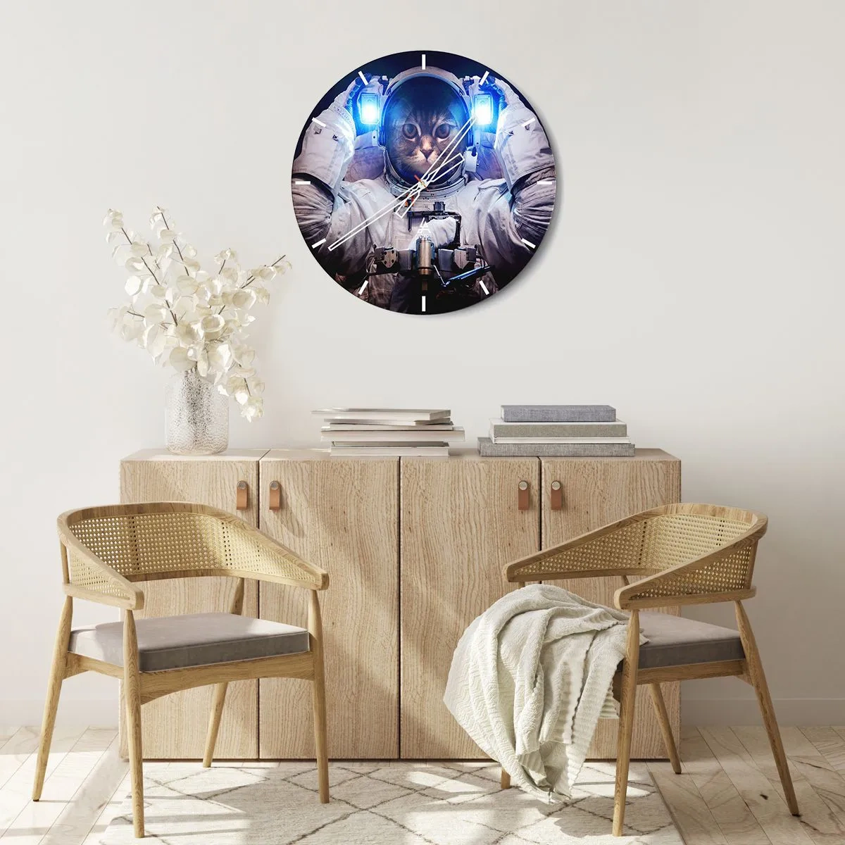 Väggklocka - Klocka på glas - En katt i astronautdräkt med ett blått ljus i bakgrunden. - 30x30cm - Houston, ni har problem - Modern väggdekoration för vardagsrum, kök och sovrum ARTTOR