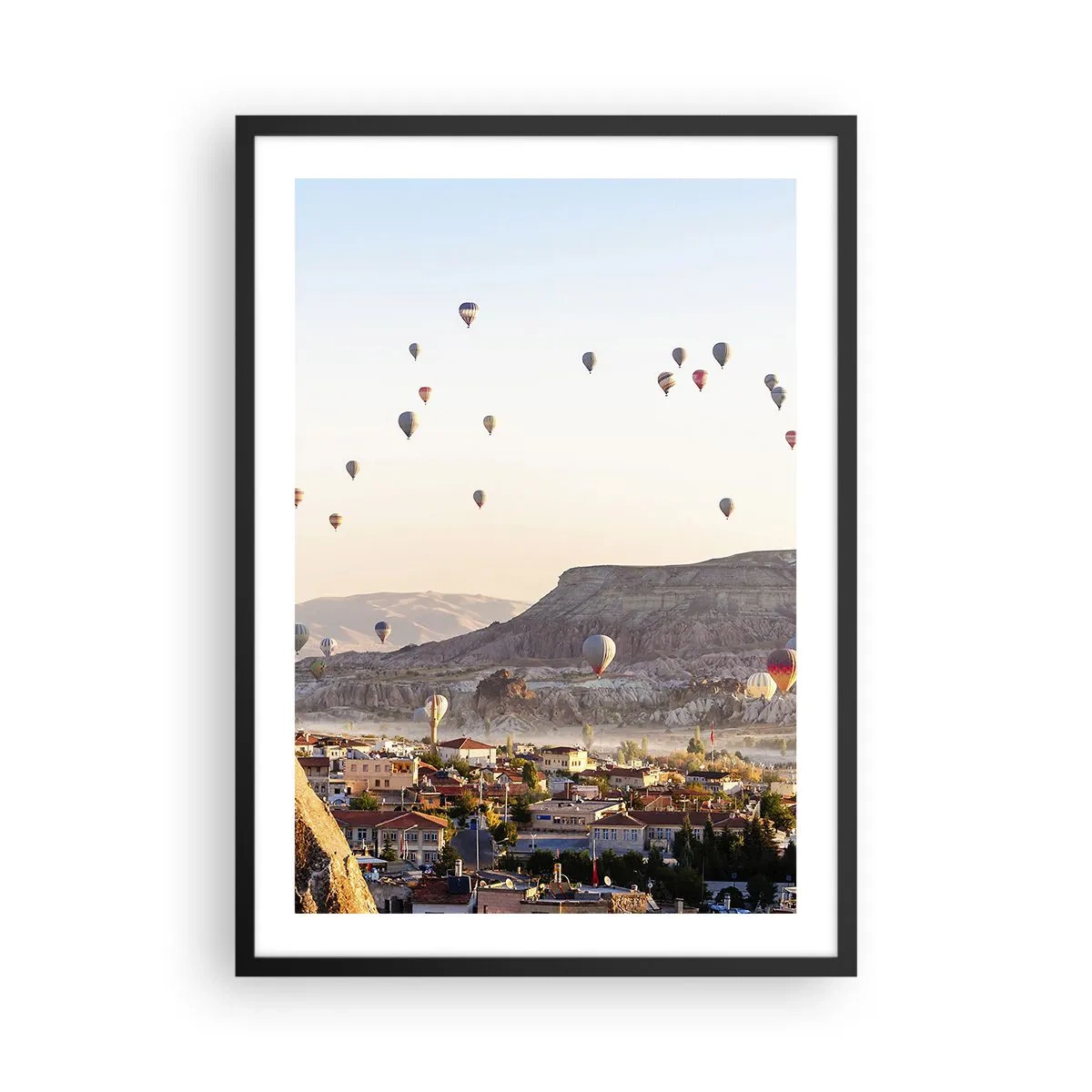 Affisch i svart ram - Ballonger som svävar över Kappadokien i gryningen - 50x70cm - Som båtar på himlen - Modern väggdekoration för vardagsrum och sovrum ARTTOR