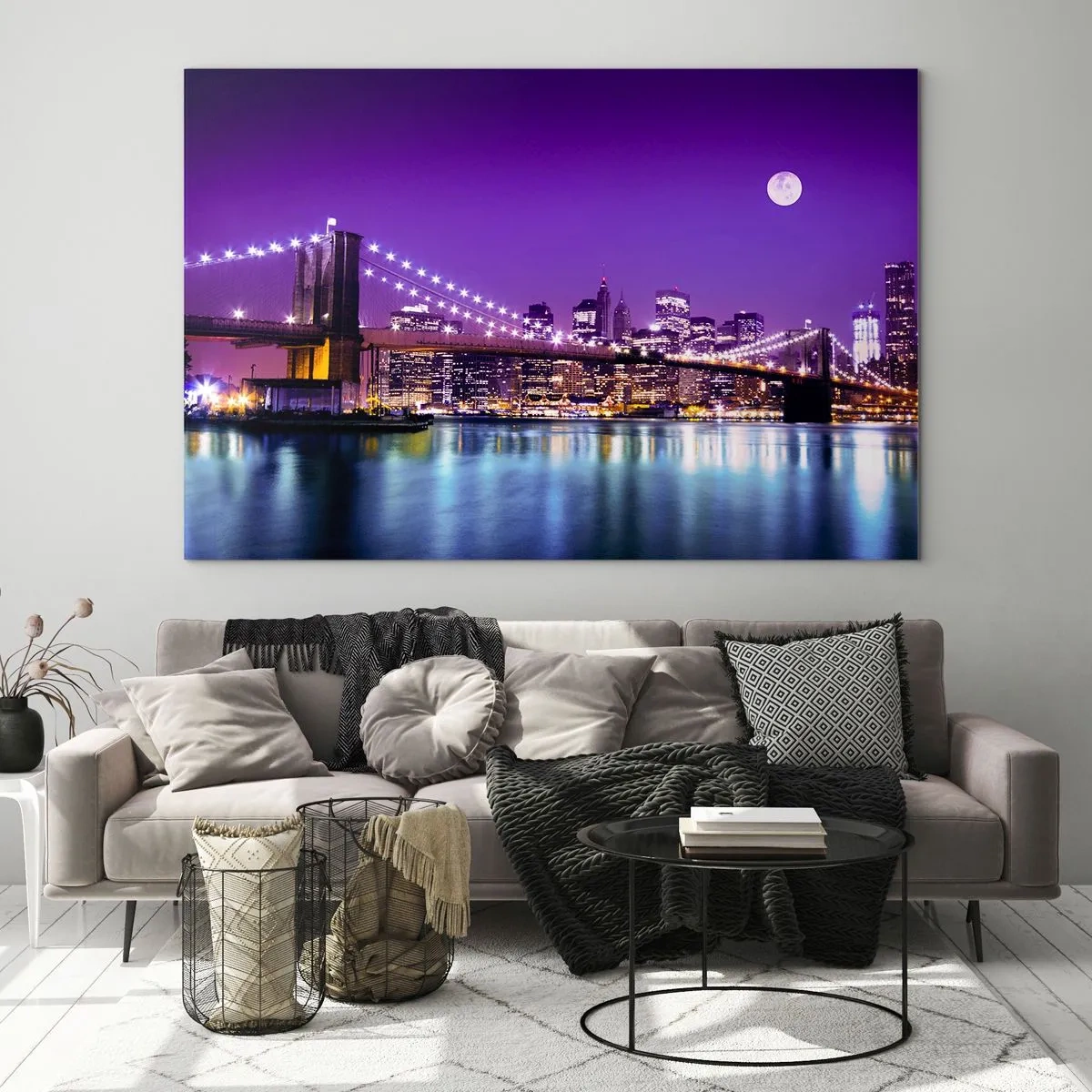 Glastavla - Bild på glas - Brooklynbron och Manhattan på natten i lila nyanser - 70x50cm - Storstadens ljus i violett - Modern väggdekoration för vardagsrum och sovrum ARTTOR