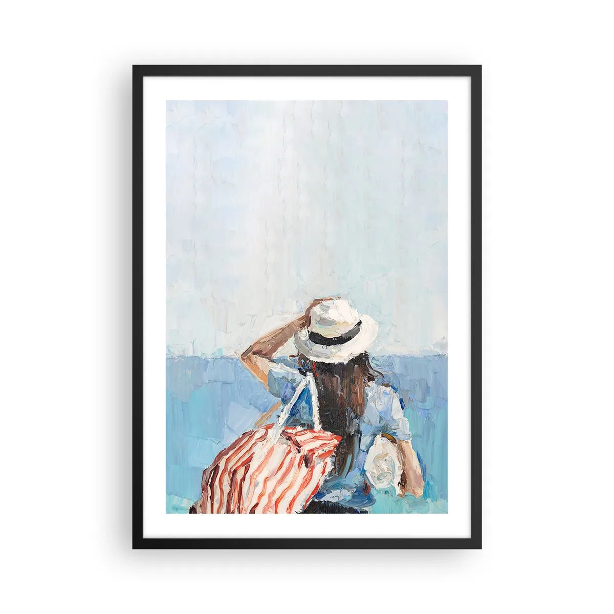 Affisch i svart ram - En kvinna i hatt som tittar ut mot havet - 50x70cm - Välkommen på semester - Modern väggdekoration för vardagsrum och sovrum ARTTOR