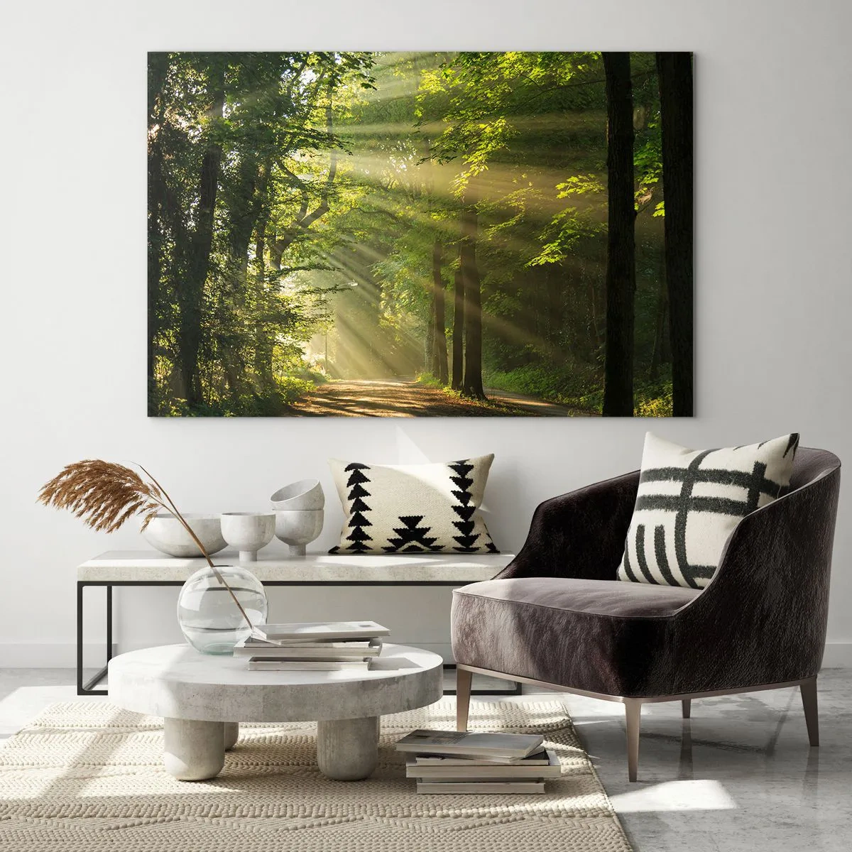 Glastavla - Bild på glas - En skogsstig upplyst av solens strålar - 70x50cm - En stund i skogen - Modern väggdekoration för vardagsrum och sovrum ARTTOR