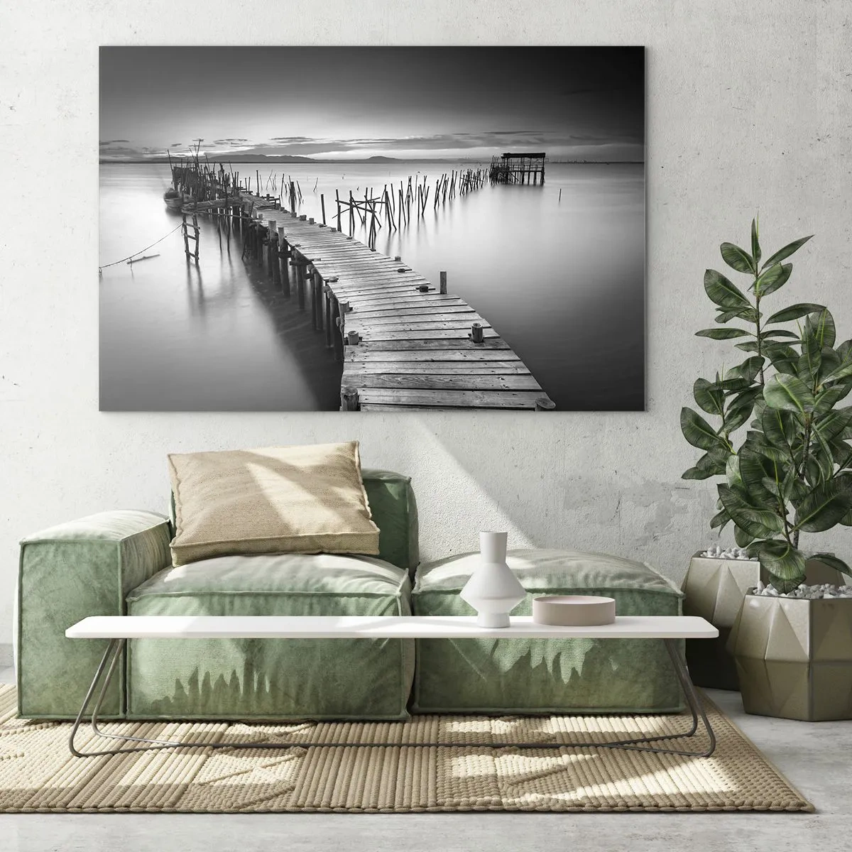 Glastavla - Bild på glas - En svartvit vy av en träbrygga över vattnet - 70x50cm - Den glömda strandens ro - Modern väggdekoration för vardagsrum och sovrum ARTTOR