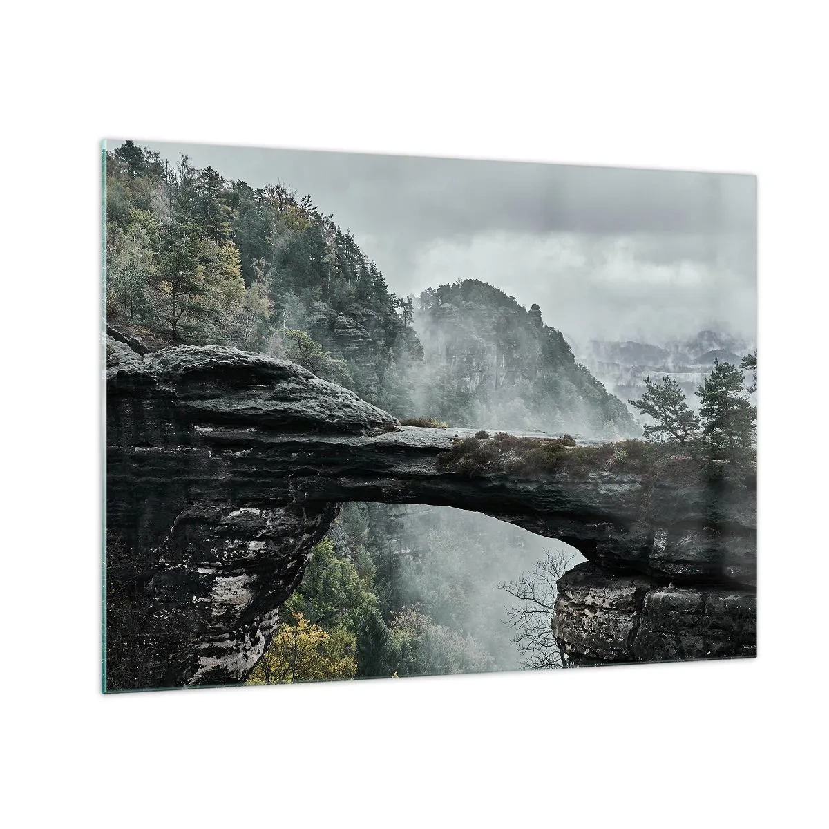 Glastavla - Bild på glas - En stenbro bland dimmiga berg och ett skogslandskap - 70x50cm - Äventyret är på väg att börja - Modern väggdekoration för vardagsrum och sovrum ARTTOR