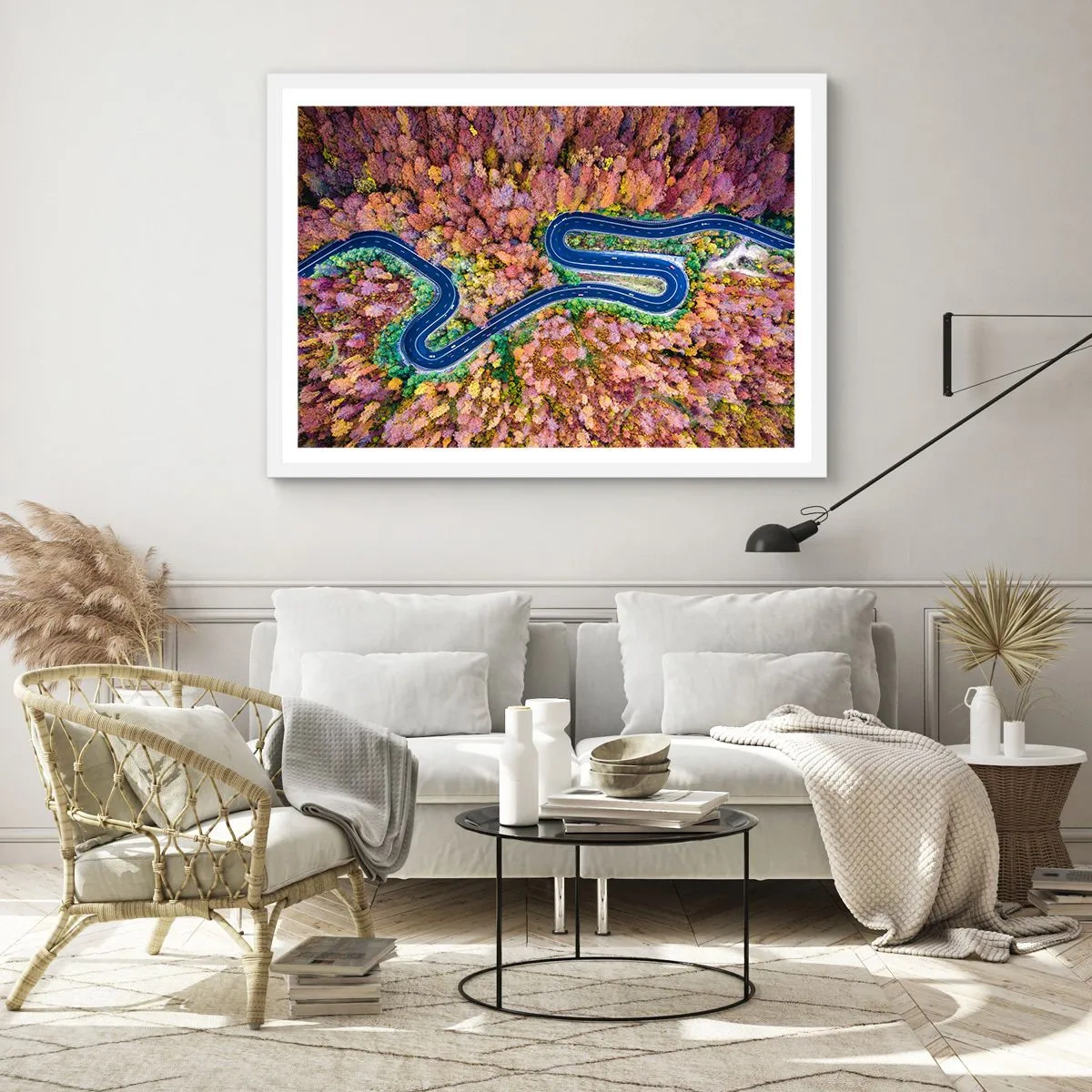 Affisch i vit ram - Slingrande väg genom skogen - 100x70 cm