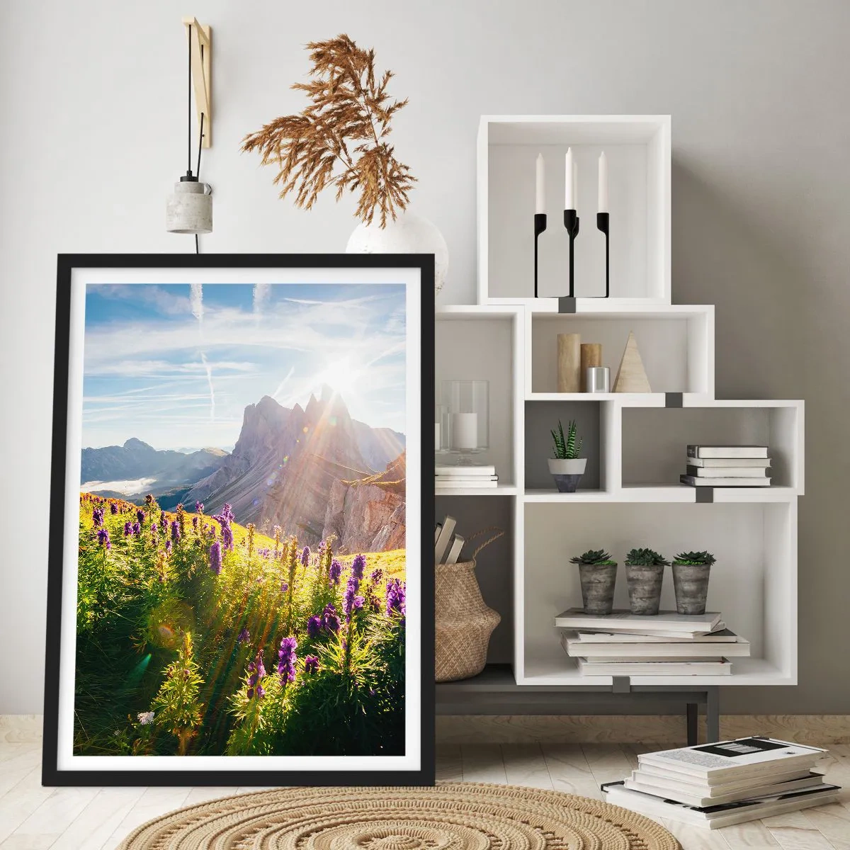 Affisch i svart ram - Ett bergslandskap med en äng full av blommor vid soluppgången - 50x70cm - Örternas hemliga liv - Modern väggdekoration för vardagsrum och sovrum ARTTOR
