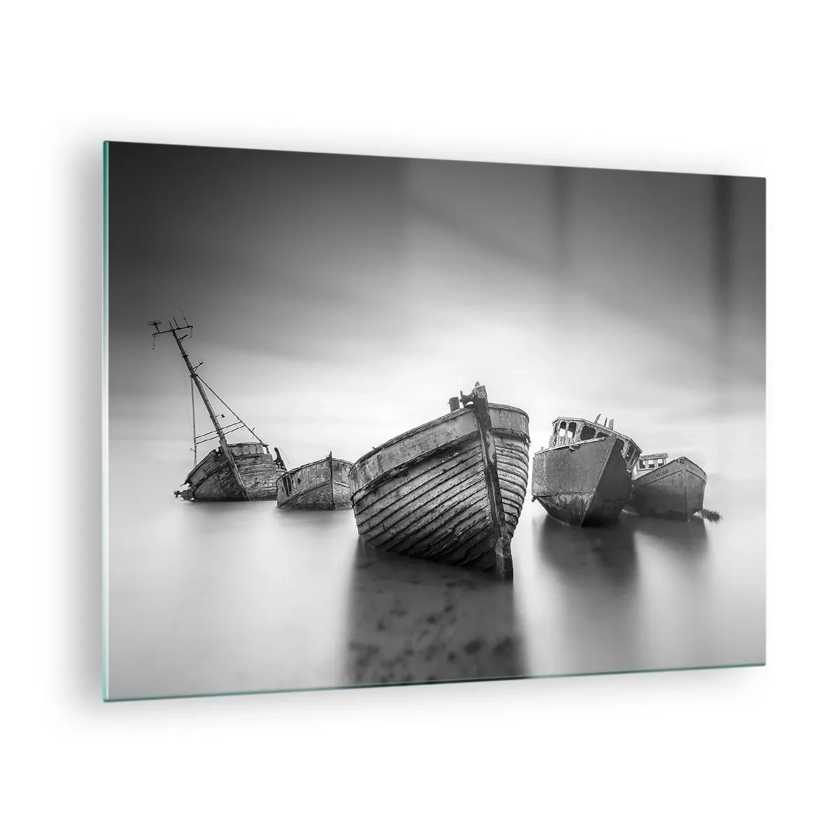 Glastavla - Bild på glas - Övergivna båtar på lugnt vatten i svartvitt - 70x50cm - Bara minnen... - Modern väggdekoration för vardagsrum och sovrum ARTTOR