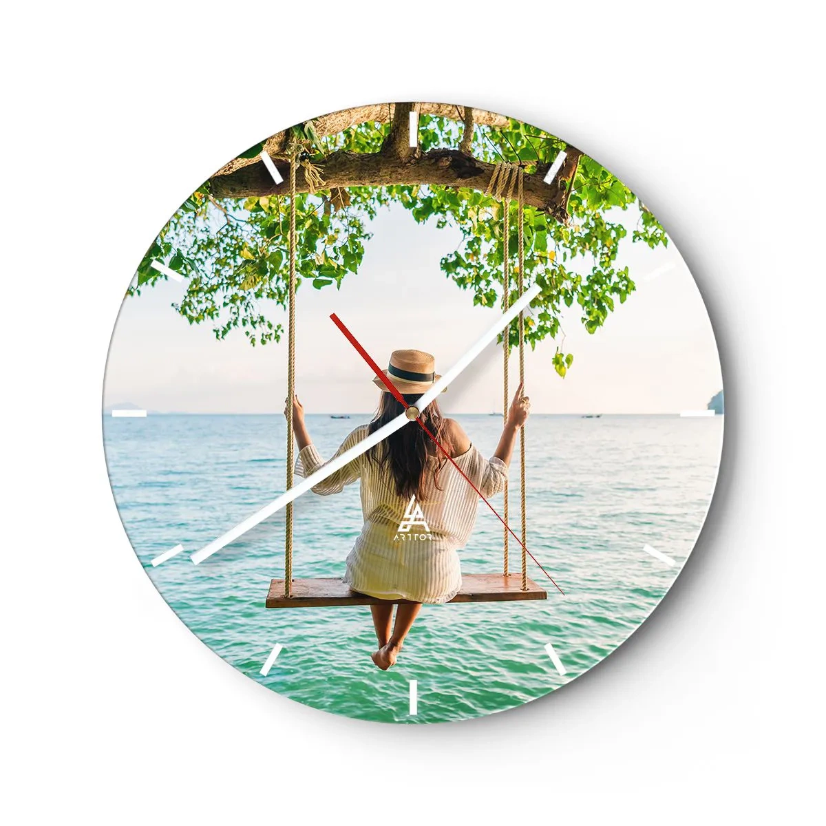 Väggklocka - Klocka på glas - Kvinna på en gunga vid havet i en sommarmiljö - 30x30cm - Livet är vackert - Modern väggdekoration för vardagsrum, kök och sovrum ARTTOR