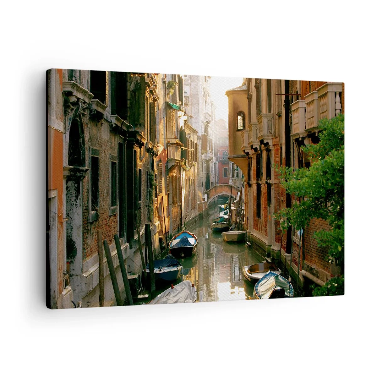 Canvastavla - Bild på duk - En pittoresk kanal i Venedig med båtar och en bro - 70x50cm - På en gränd i Venedig - Modern väggdekoration för vardagsrum och sovrum ARTTOR