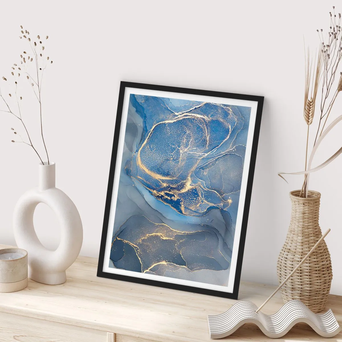 Affisch i svart ram - Abstrakta fläckar i nyanser av blått och guld - 50x70cm - Gulddamm - Modern väggdekoration för vardagsrum och sovrum ARTTOR