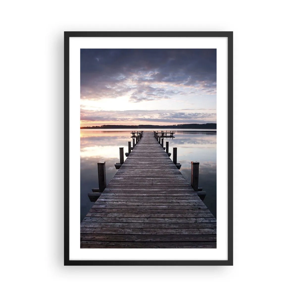 Affisch i svart ram - En träbrygga över en lugn sjö vid solnedgången - 50x70cm - Den tysta gränsen mellan dag och natt - Modern väggdekoration för vardagsrum och sovrum ARTTOR