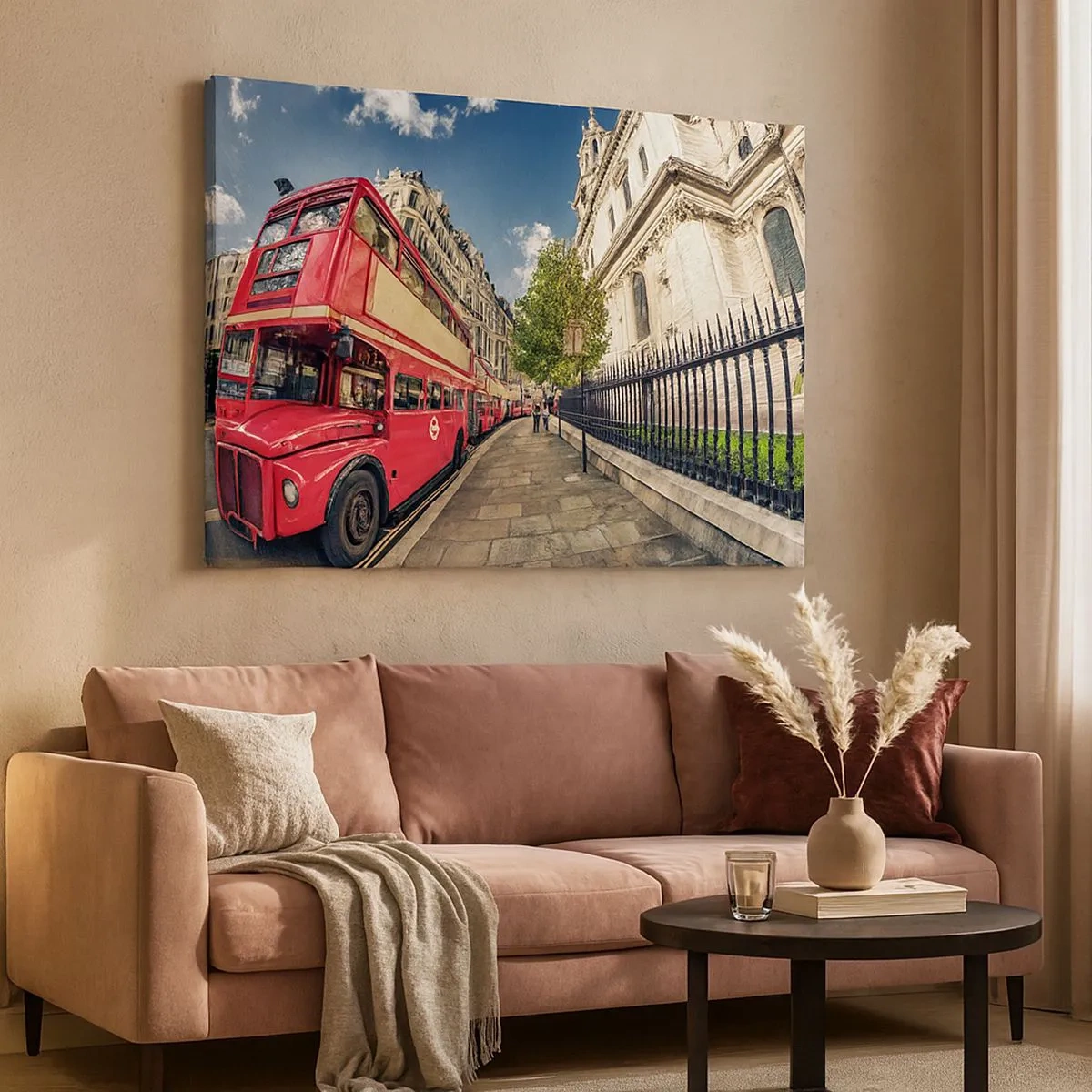 Canvastavla - Bild på duk - Röd dubbeldäckarbuss i London nära gatan och katedralen - 70x50cm - Londongata i grå och röd - Modern väggdekoration för vardagsrum och sovrum ARTTOR