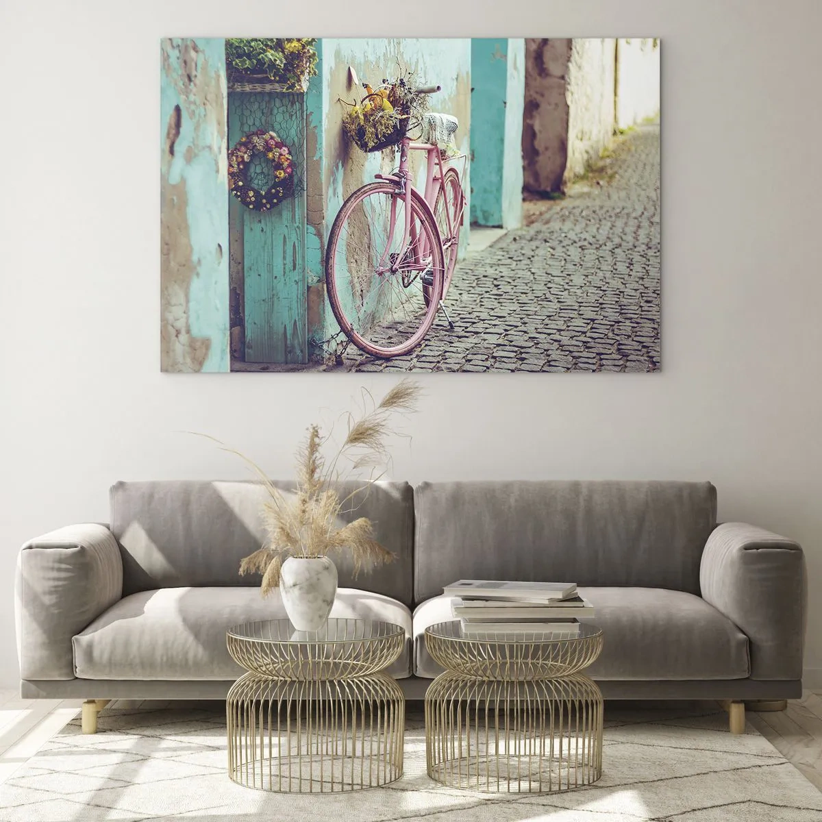 Glastavla - Bild på glas - En rosa cykel lutad mot en vägg med blommor i korgar, mot en pastellfärgad bakgrund. - 70x50cm - Strax tillbaka - Modern väggdekoration för vardagsrum och sovrum ARTTOR