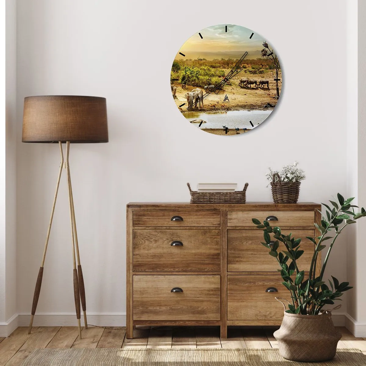 Väggklocka - Klocka på glas - Savann med vilda djur vid ett vattenhål i solnedgången - 30x30cm - "Det mynnade en flod från Eden…" - Modern väggdekoration för vardagsrum, kök och sovrum ARTTOR