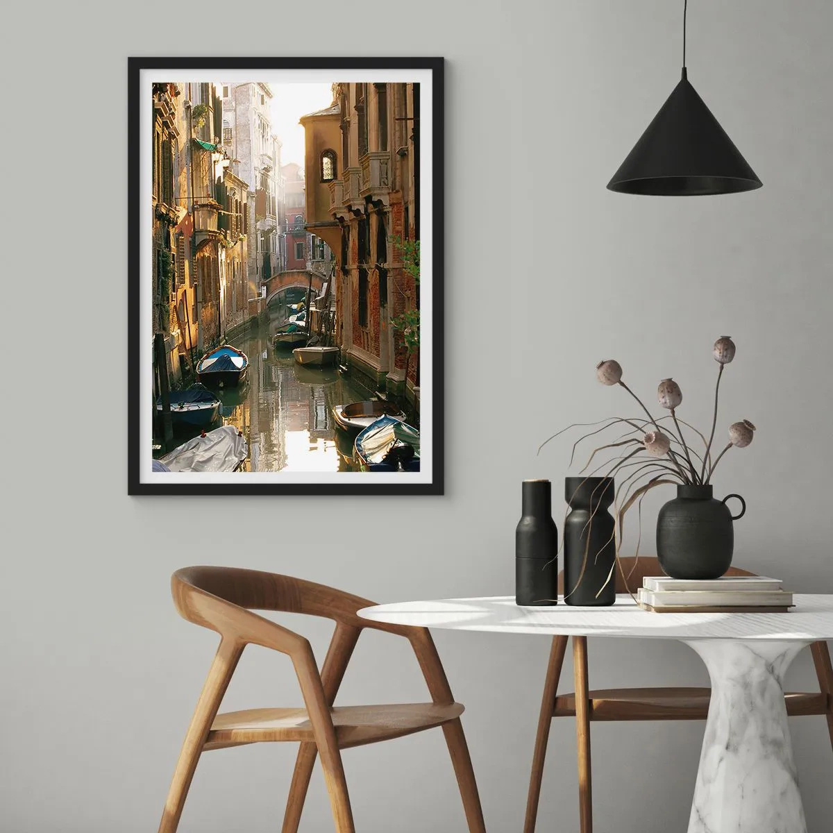 Affisch i svart ram - En venetiansk kanal omgiven av historiska hyreshus - 50x70cm - På en gränd i Venedig - Modern väggdekoration för vardagsrum och sovrum ARTTOR