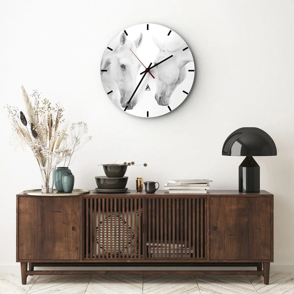 Väggklocka - Klocka på glas - Två vita hästar som står mittemot varandra på en vit bakgrund - 30x30cm - Är det vänskap…? - Modern väggdekoration för vardagsrum, kök och sovrum ARTTOR