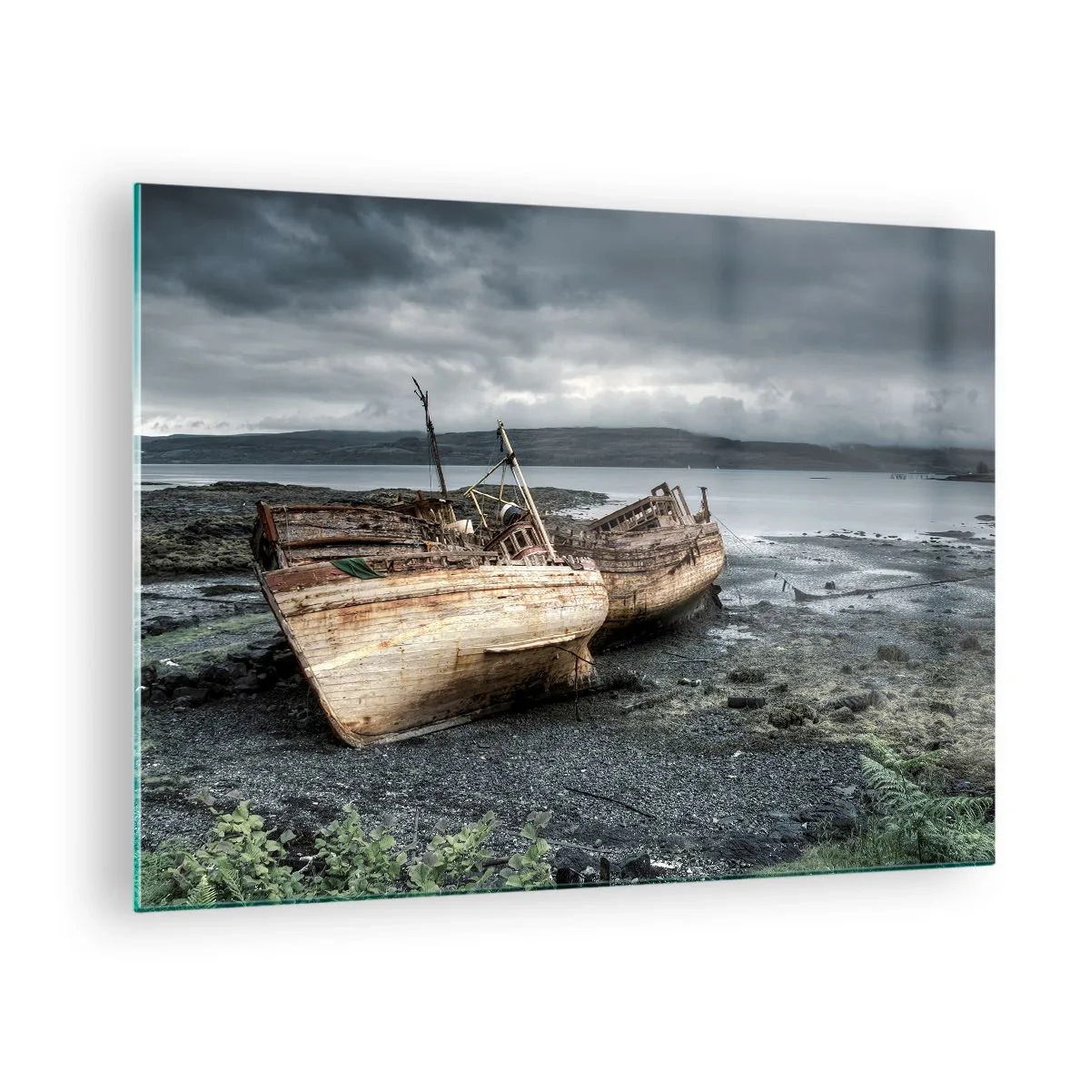 Glastavla - Bild på glas - Två förfallna träbåtar på sjöns klippiga strand - 70x50cm - "Bemött svårigheterna med värdighet" - Modern väggdekoration för vardagsrum och sovrum ARTTOR