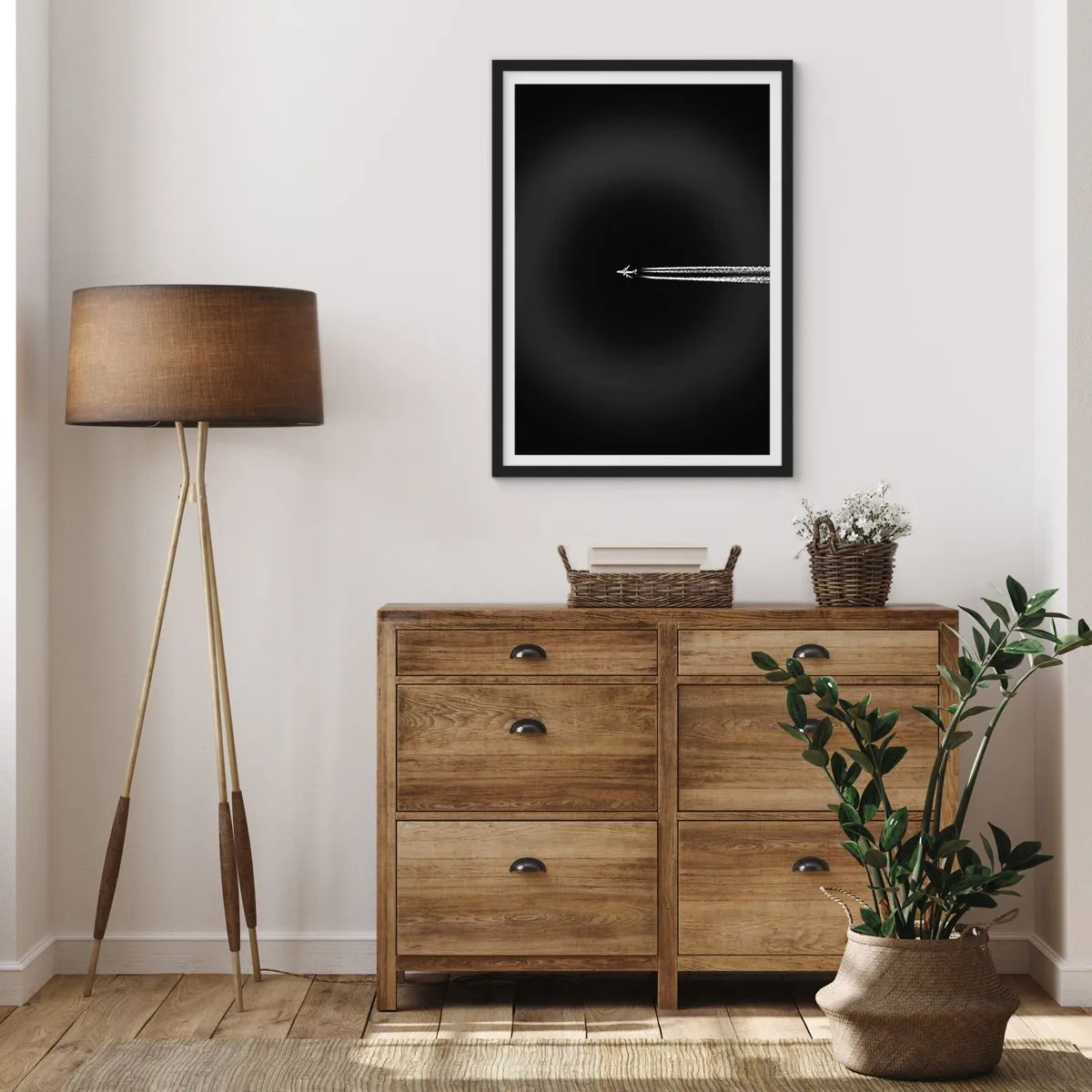Affisch i svart ram - Ett flygplan som flyger mot en svart bakgrund och lämnar kondensstrimmor efter sig. - 50x70cm - I en annan dimension - Modern väggdekoration för vardagsrum och sovrum ARTTOR