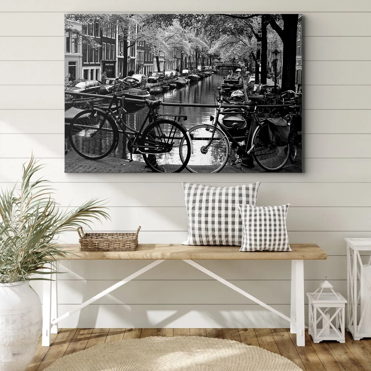 Canvastavla - Bild på duk - Kanal med cyklar i svartvitt fotografi - 70x50cm - Mycket holländsk vy - Modern väggdekoration för vardagsrum och sovrum ARTTOR