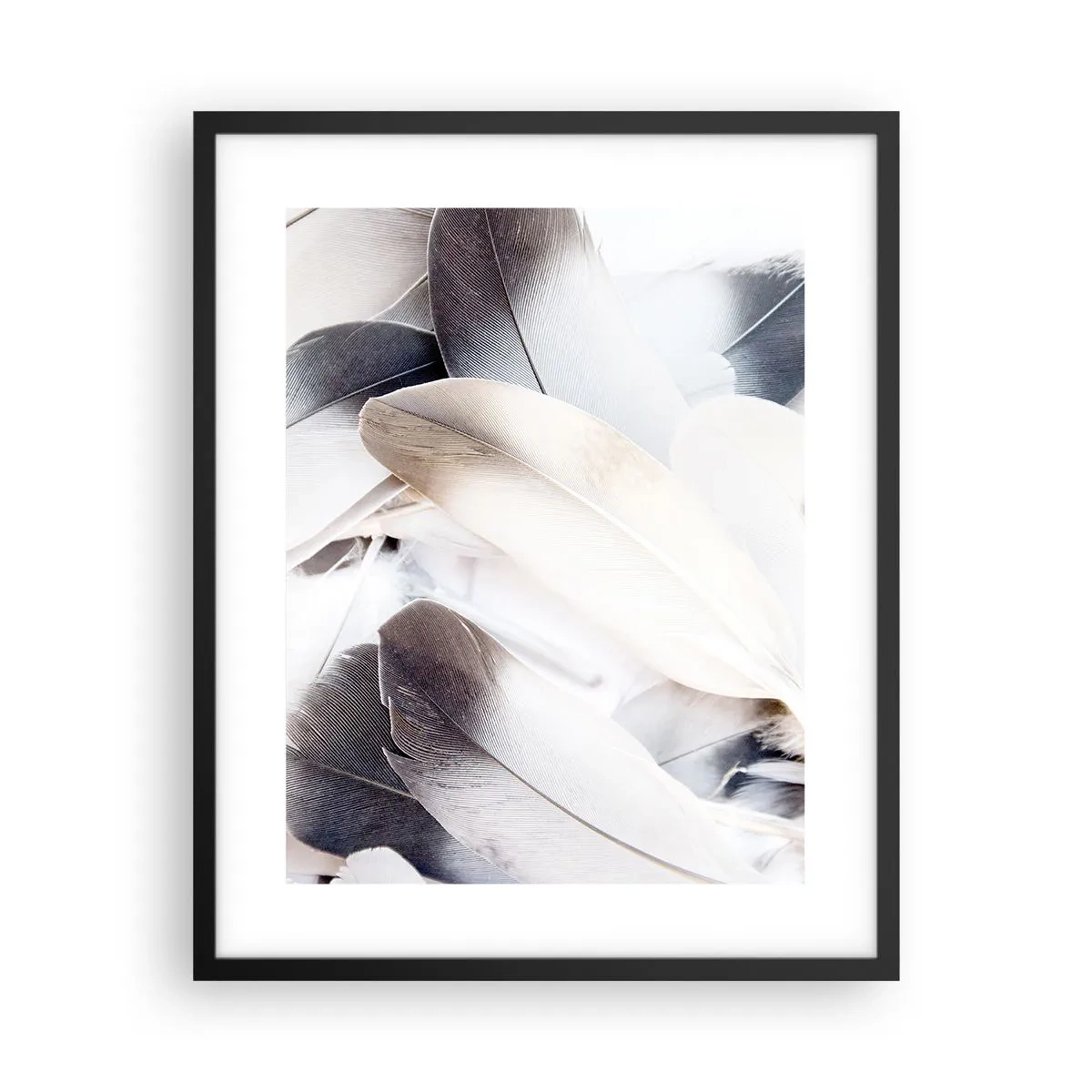 Affisch i svart ram - Nästan änglalik - 40x50 cm