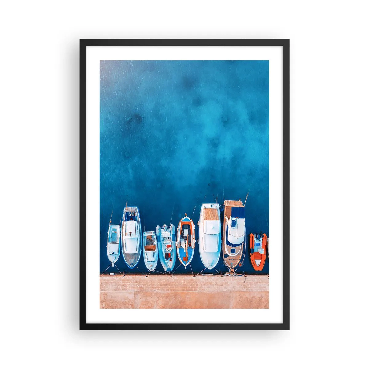 Affisch i svart ram - En fågelperspektiv av båtar förtöjda i en blå vik - 50x70cm - I en rad - Modern väggdekoration för vardagsrum och sovrum ARTTOR