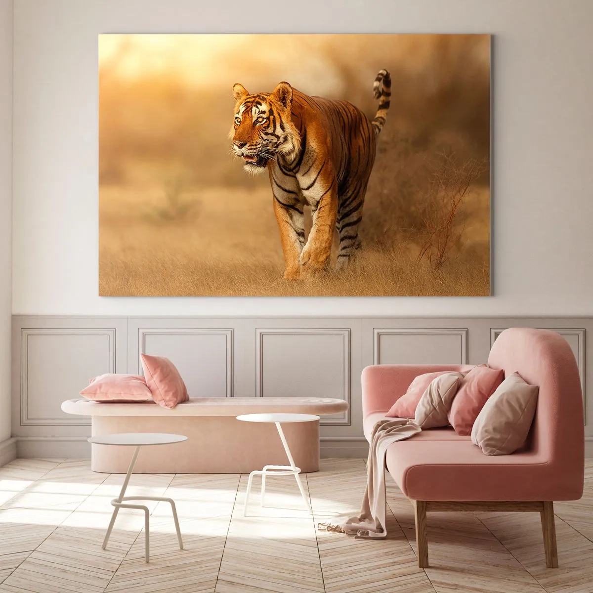 Glastavla - Bild på glas - Tiger i gyllene ljus mot en torr savannbakgrund - 70x50cm - Före attack - Modern väggdekoration för vardagsrum och sovrum ARTTOR