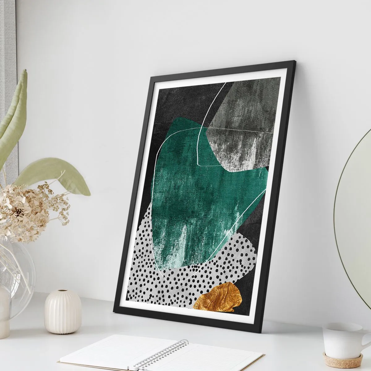 Affisch i svart ram - Abstrakt komposition i grönt och guld - 50x70cm - Färgstark abstraktion med en guldflinga - Modern väggdekoration för vardagsrum och sovrum ARTTOR