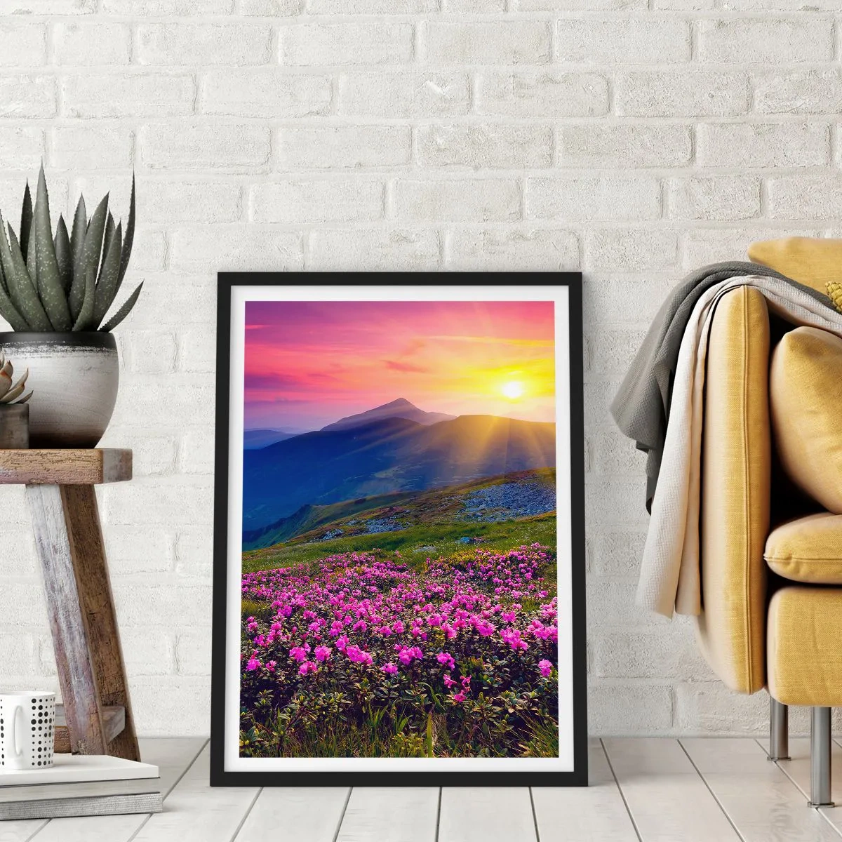 Affisch i svart ram - Bergspanorama med blommande rhododendron och solnedgång - 50x70cm - … Bergtallen doftar och örterna luktar runt omkring - Modern väggdekoration för vardagsrum och sovrum ARTTOR