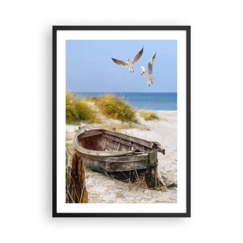Affisch i svart ram - En gammal båt på stranden med måsar i bakgrunden - 50x70cm - Doppade i vinden - Modern väggdekoration för vardagsrum och sovrum ARTTOR